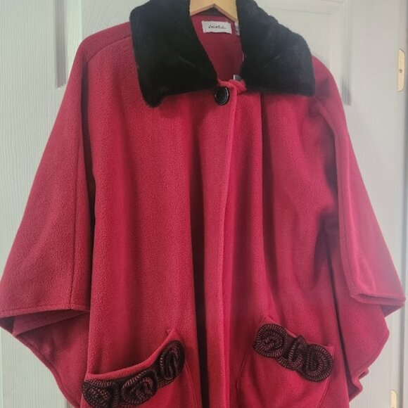 Le Moda Red Cape with Faux Fur Collar – One Size – NWT - Picture 1 of 4